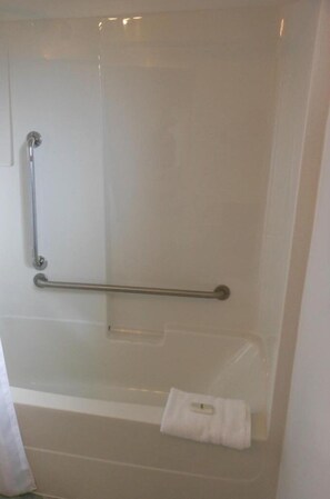 Een bad/douchecombinatie, gratis toiletartikelen, een haardroger