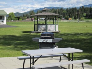Terrace/patio - Mountain Springs Motel & RV Park (Barriere)