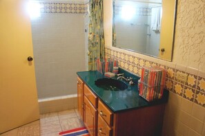 Departamento Confort, 1 habitación | Lavabo en el baño