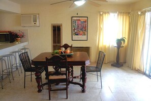 Comfort Apartment, 1 Bedroom | Makan dalam bilik