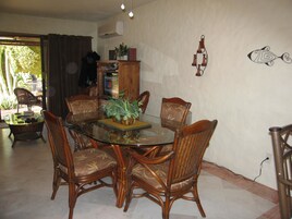 舒适公寓, 2 间卧室, 花园景观 | 客房内用餐