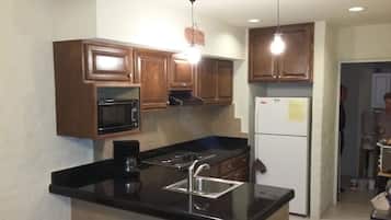 Apartemen Comfort, 2 kamar tidur, pemandangan kebun | Dapur pribadi | Lemari es, microwave, dan mesin pembuat kopi/teh