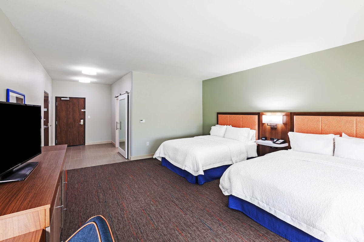 In-room safe, free WiFi, bed sheets, alarm clocks
