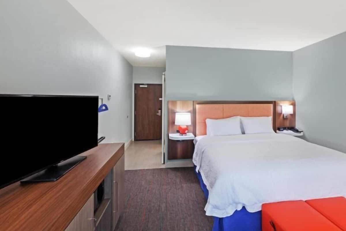 In-room safe, free WiFi, bed sheets, alarm clocks