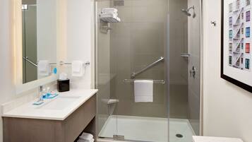 Suite, 1 slaapkamer, keuken | Badkamer | Een regendouche, designer toiletartikelen, een haardroger, handdoeken