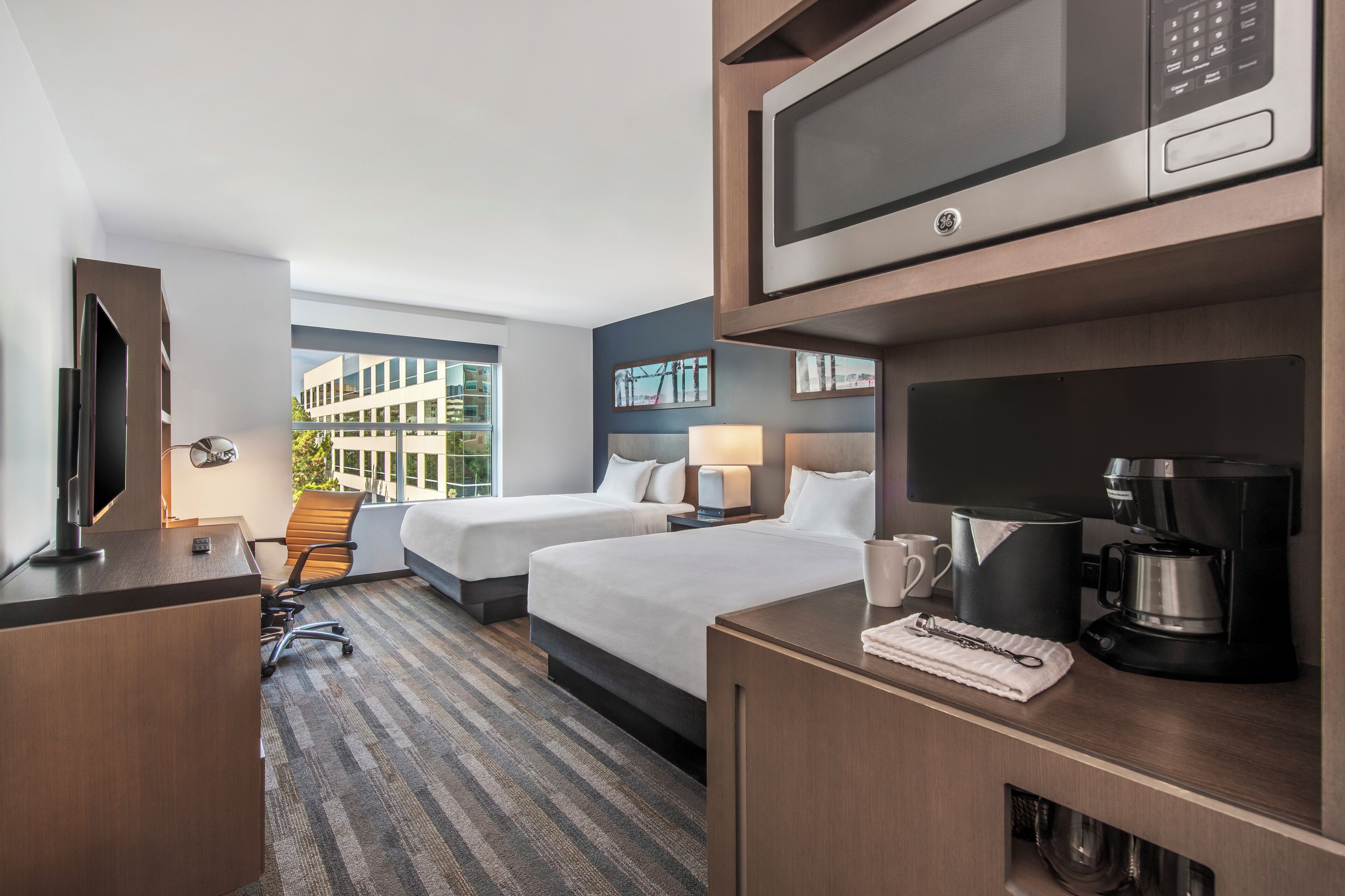 ルーム クイーンベッド 2 台 (With Den) | 低刺激性寝具、羽毛の掛け布団、ピロートップベッド、デスク