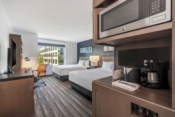 Rum - 2 queensize-sängar (With Den) | Allergitestade sängkläder, duntäcken, bäddmadrasser och skrivbord