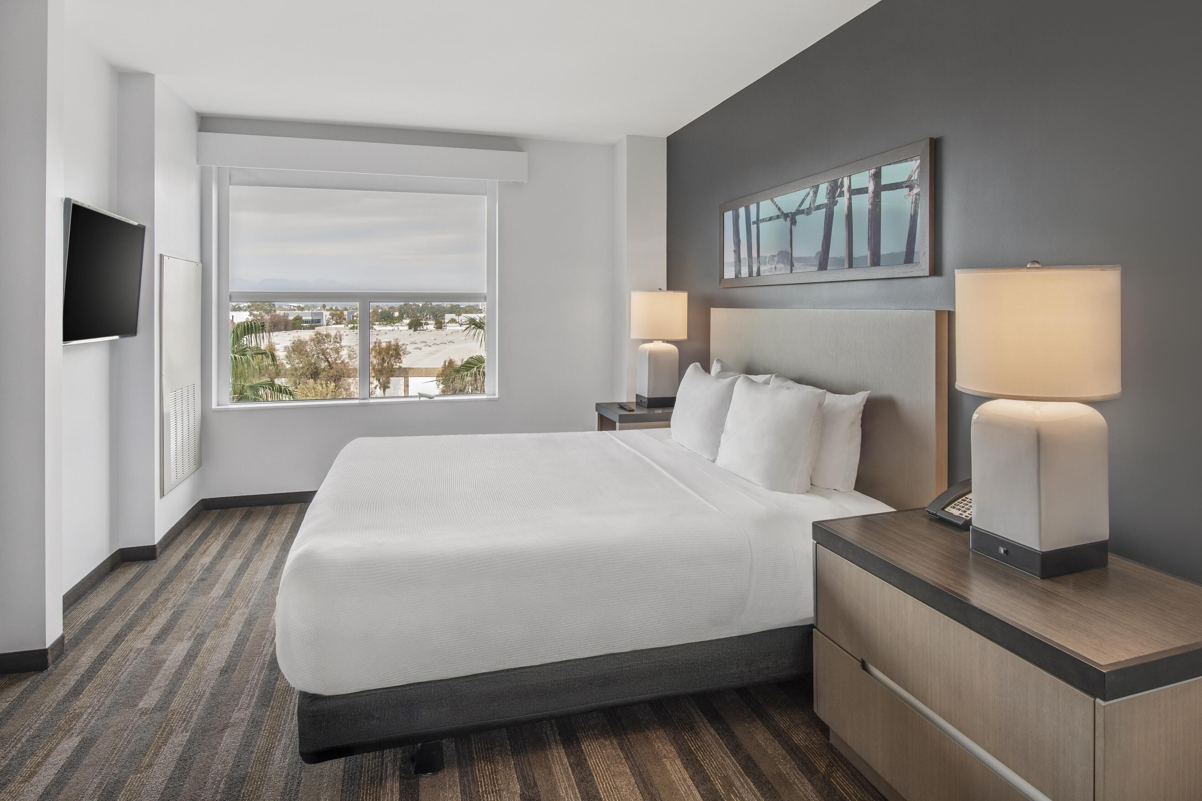 客房, 2 張加大雙人床, 身障無障礙空間 (With Den) | 防敏寢具、羽絨被、特厚豪華床墊、書桌