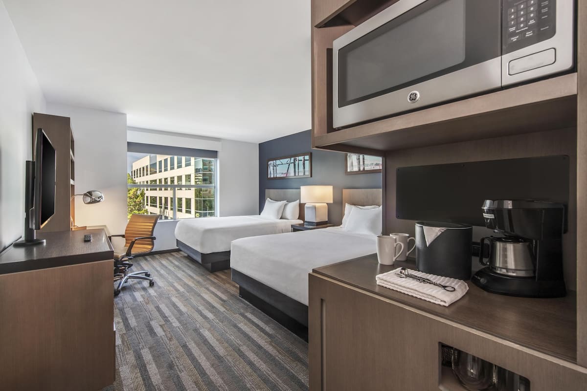 Rum - 2 queensize-sängar (With Den) | Allergitestade sängkläder, duntäcken, bäddmadrasser och skrivbord