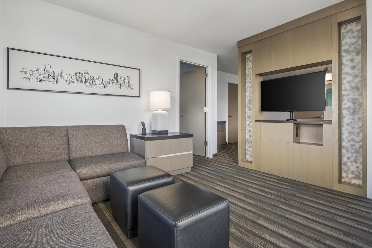 Specialty Suite, 2 Queen Beds with Sofa Bed, 1 Bedroom, Kitchen | Allergitestade sängkläder, duntäcken, bäddmadrasser och skrivbord