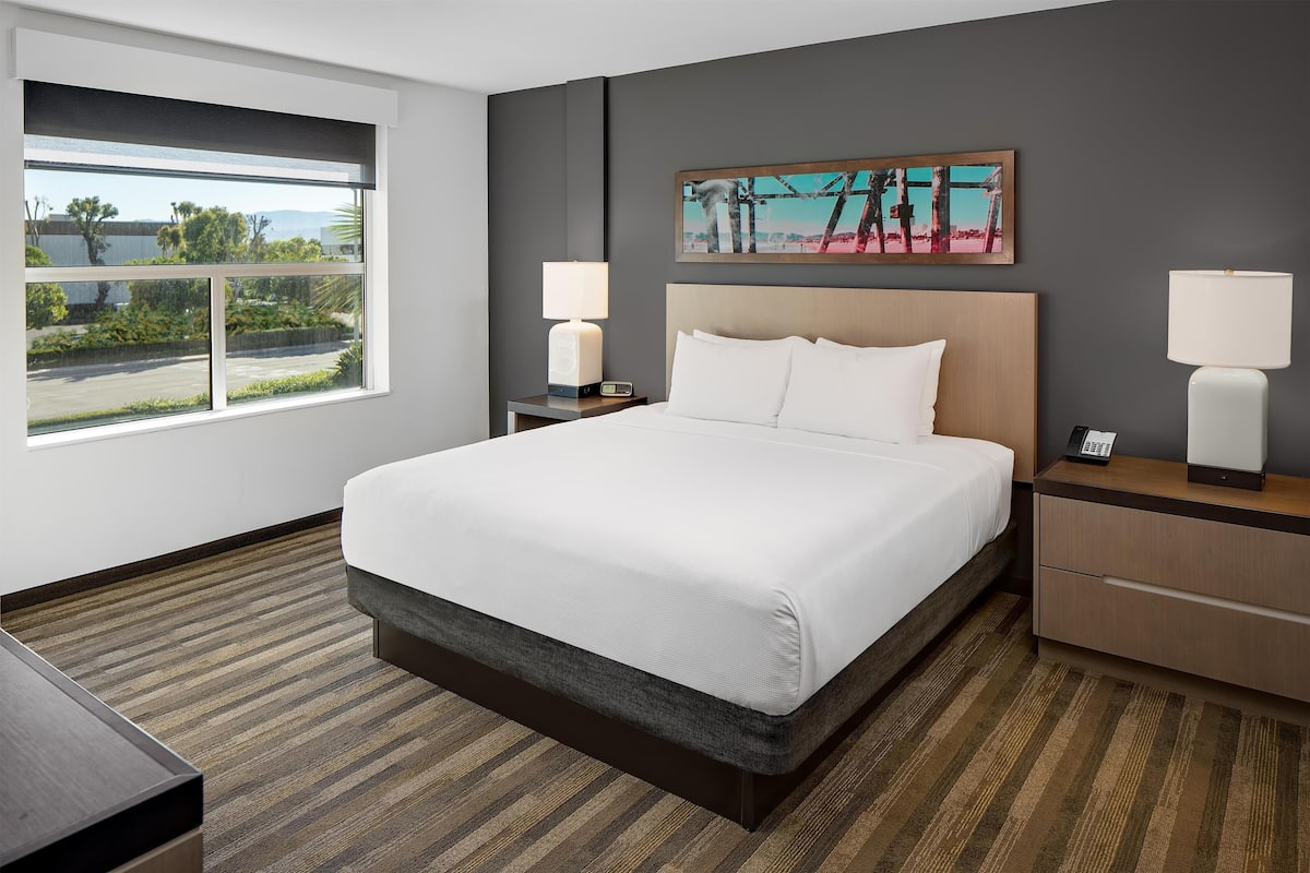 Specialty Suite, 1 King bed with Sofa Bed, 1 Bedroom, Accessible, Bathtub | Allergitestade sängkläder, duntäcken, bäddmadrasser och skrivbord