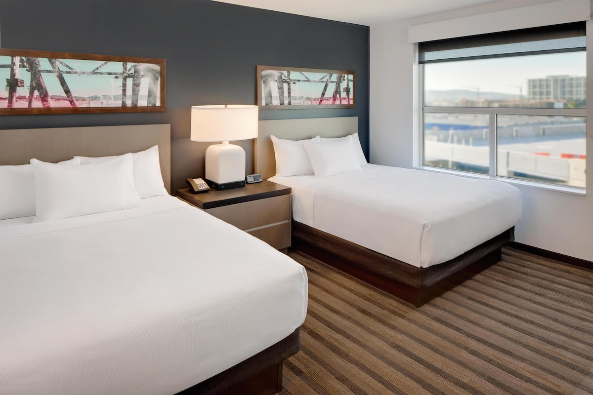 Specialty Suite, 2 Queen Beds with Sofa Bed, 1 Bedroom, Accessible, Bathtub | Allergitestade sängkläder, duntäcken, bäddmadrasser och skrivbord