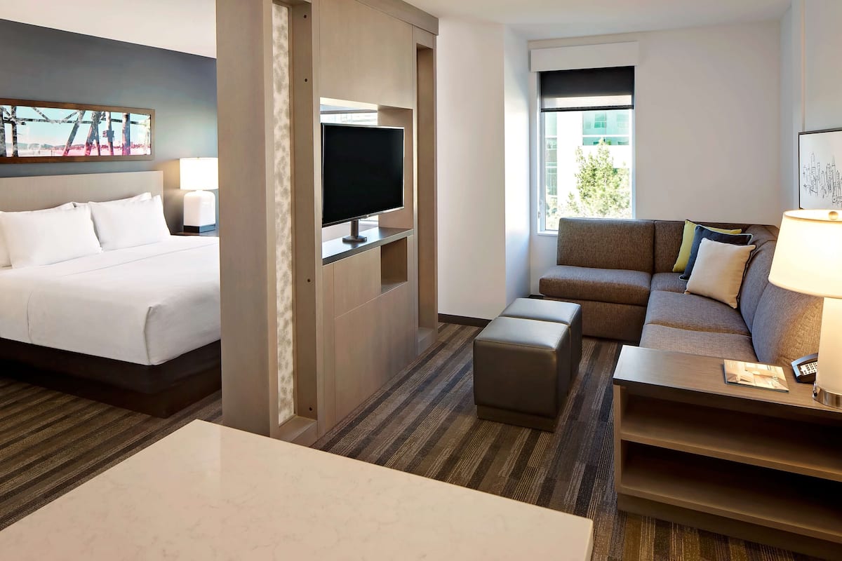 Studio Suite, 1 King Bed with Sofa Bed, Kitchen | Hypo-allergenic bedding, down duvets, pillow-top beds, desk