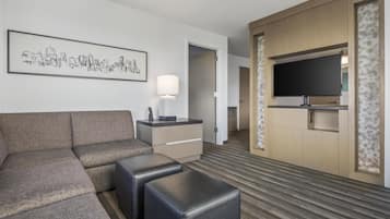 Specialty Suite, 2 Queen Beds with Sofa Bed, 1 Bedroom, Kitchen | Allergitestet sengetøy, dundyner, senger med overmadrass og skrivebord