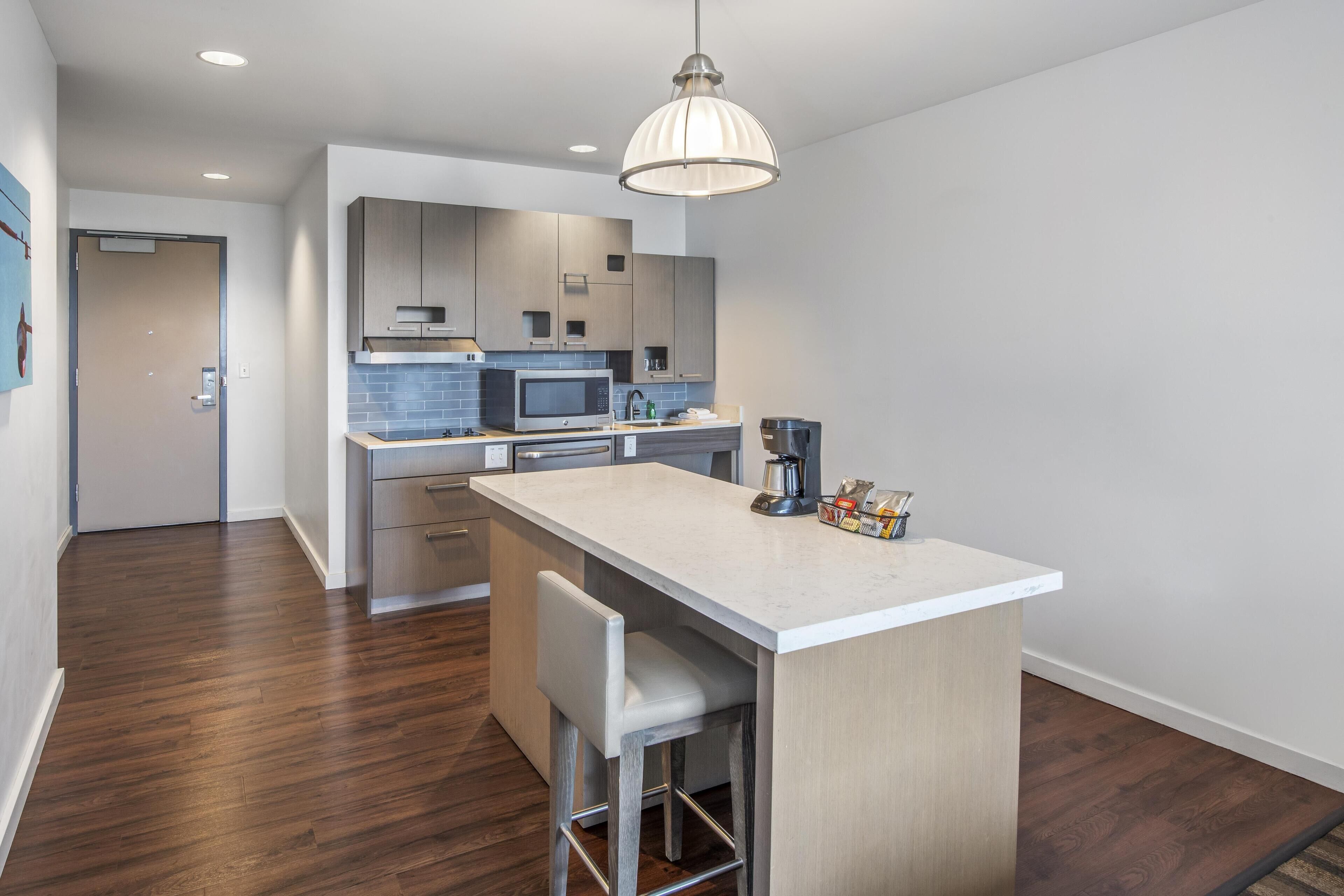 Accessible Den Guestroom/Tub 2 Queen Beds | Private kitchen