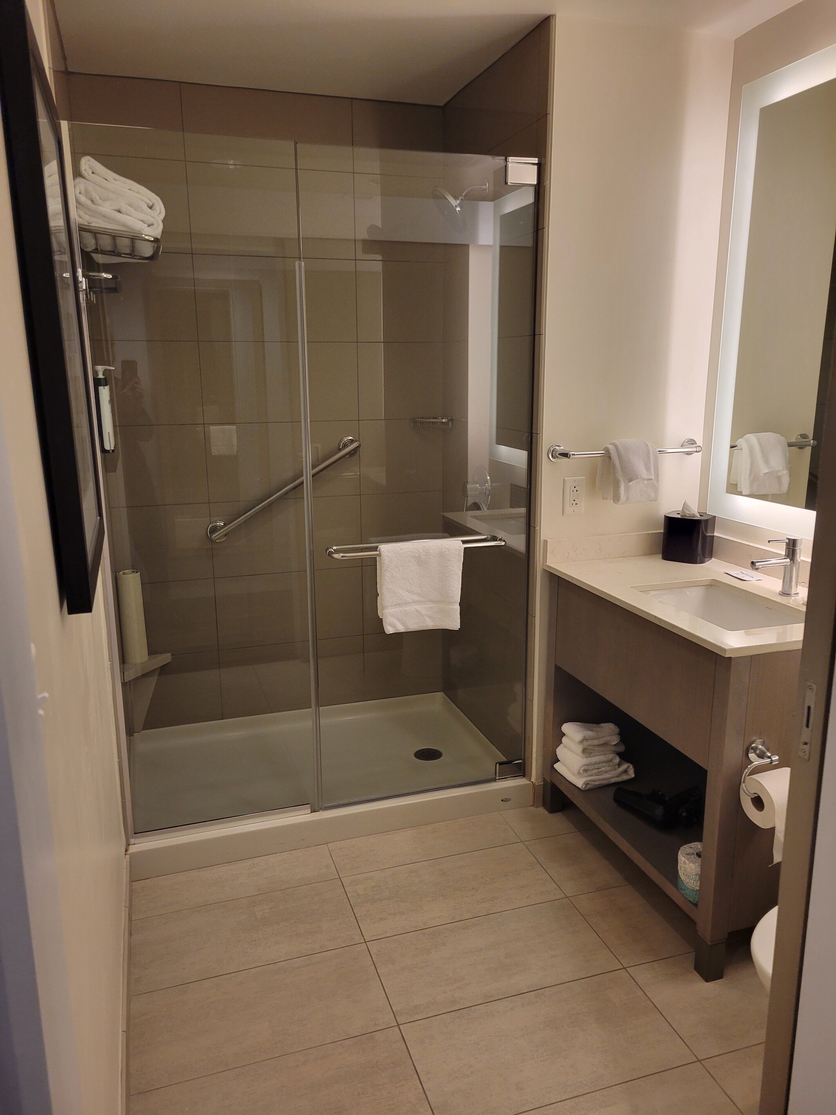 Brusehoved med spredningseffekt, designertoiletartikler, hårtørrer