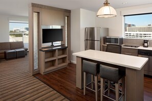 Hypo-allergenic bedding, down duvets, pillow-top beds, desk - Hyatt House Irvine/John Wayne Airport (Irvine)