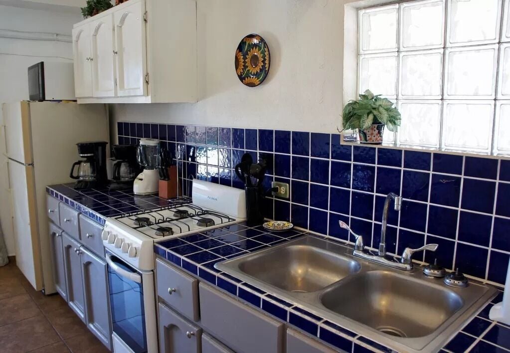 Departamento Confort, 1 habitación, vista al océano, frente al mar | Cocina privada | Refrigerador, microondas, parrilla de estufa y lavavajillas 