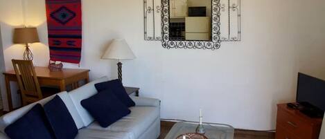 Comfort Apartment, 1 Bedroom, Ocean View, Sea Facing | Living room