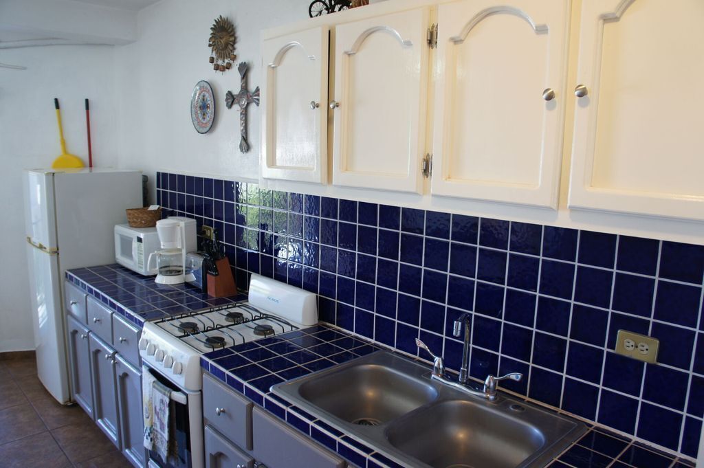 Departamento Confort, 1 habitación, vista al océano, frente al mar | Cocina privada | Refrigerador, microondas y cafetera y tetera 