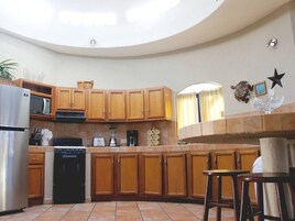 舒适公寓, 2 间卧室, 庭院景观 | 私人厨房 | 冰箱、微波炉、茶具/咖啡用具