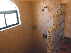 Departamento Confort, 2 habitaciones, vista al patio | Regadera en el baño