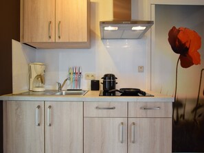 Kühlschrank, Mikrowelle, Herdplatte, Wasserkocher mit Kaffee-/Teezubehör