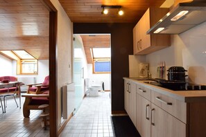 Kühlschrank, Mikrowelle, Herdplatte, Wasserkocher mit Kaffee-/Teezubehör