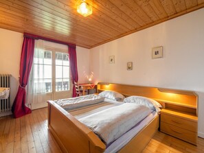 6 slaapkamers, een strijkplank/strijkijzer, wifi