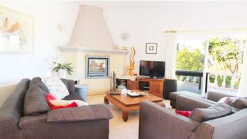 Tv, pejs, dvd-afspiller, stereoanlæg