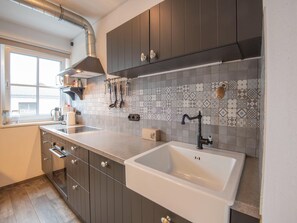 Køleskab, mikrobølgeovn, ovn, kogeplade