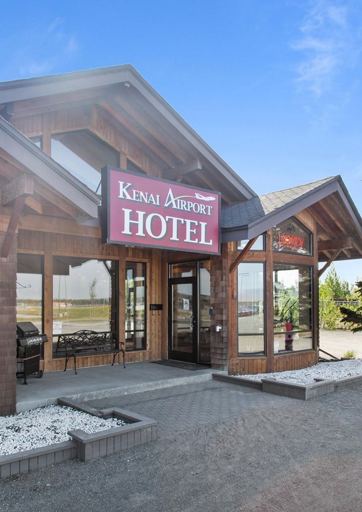 Ein Hotel mit einem gut sichtbaren Schild, auf dem 'Kenai Airport Hotel' steht.