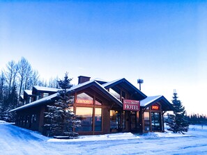 Ein Hotel mit einem Schild, auf dem 'Kenai Airport Hotel' steht, und einem gut sichtbaren Eingang.