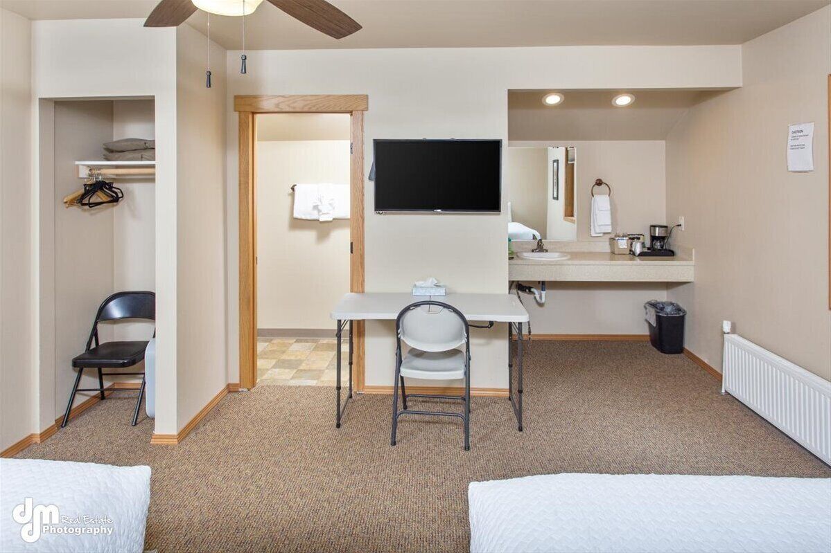 basic room, 2 queen beds | desk, free wifi, bed sheets