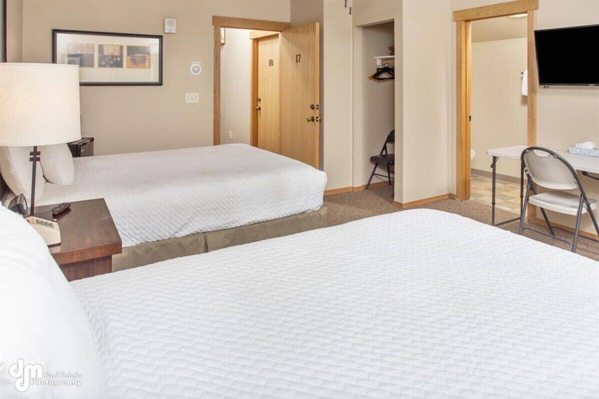 basic room, 2 queen beds | desk, free wifi, bed sheets