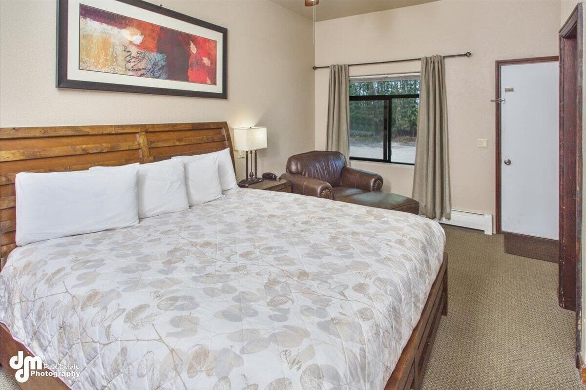 Standard Single Room, 1 King Bed | Desk, free WiFi, bed sheets