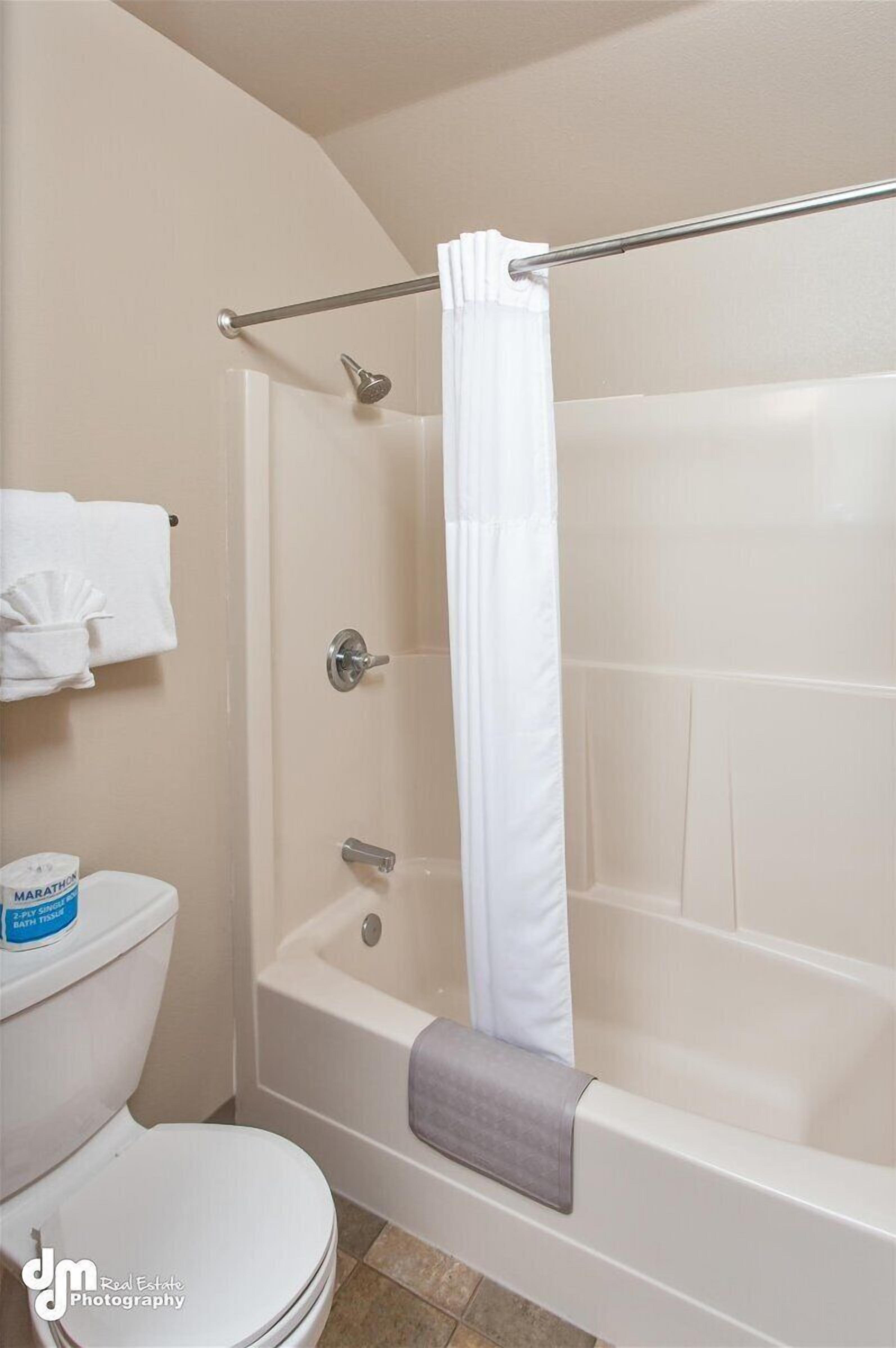 basic room, 2 queen beds | desk, free wifi, bed sheets