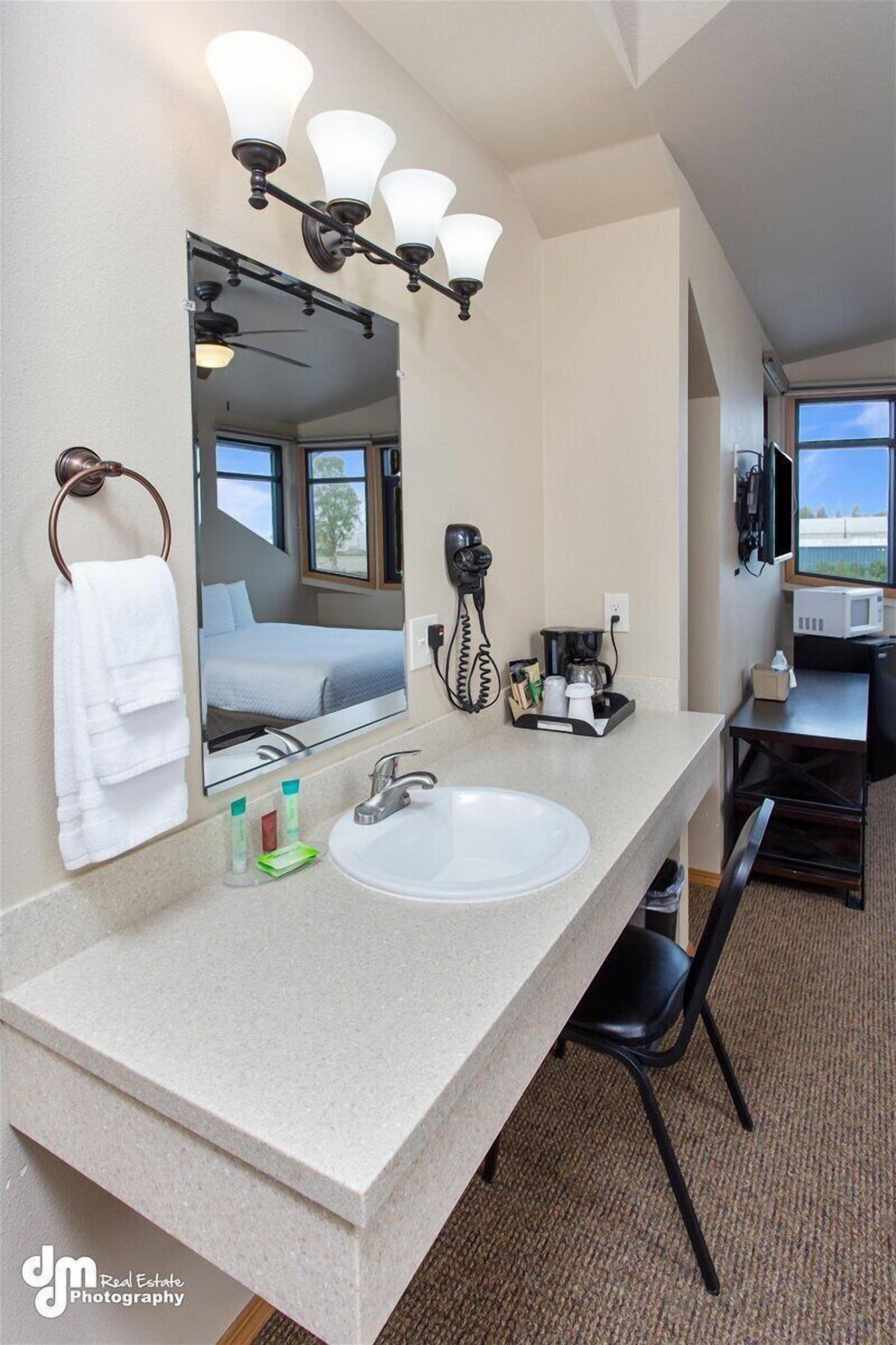 basic room, 2 queen beds | desk, free wifi, bed sheets