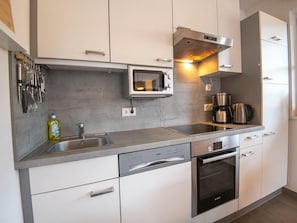 Køleskab, mikrobølgeovn, ovn, kogeplade