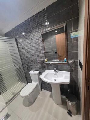 Shower, slippers, bidet, towels - Julanar Alsharq Suites  (Jeddah)