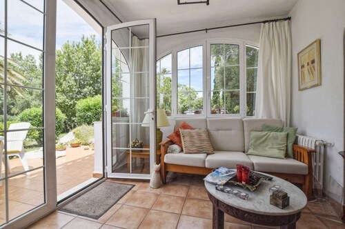 Omakotitalo, jossa oma uima-allas rauhallisessa ympäristössä luonnon ympäröimänä.