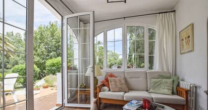 Omakotitalo, jossa oma uima-allas rauhallisessa ympäristössä luonnon ympäröimänä.