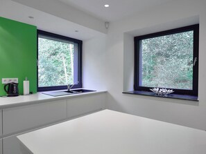 Réfrigérateur, four à micro-ondes, un four, surface de cuisson