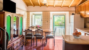 Un intérieur en bois comprenant un coin repas, une cuisine et un balcon avec vue.