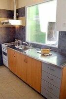 Refrigerador, microondas, placa de cocina