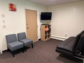 Basic Apartment, 2 Bedrooms, Non Smoking, Mountain View | Premium bedding, desk, soundproofing, free WiFi - Bird Creek Motel (Indian)