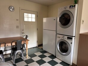 基础公寓, 1 间卧室, 浴缸, 山景 | 高档床上用品、办公桌、隔音、免费 WiFi