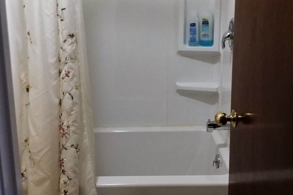 อีโคโนมีสตูดิโอ, เตียงควีนไซส์ 1 เตียง, ห้องน้ำส่วนตัว, ชั้นล่าง | ห้องน้ำ | ของใช้ในห้องน้ำฟรี, ไดร์เป่าผม, ผ้าเช็ดตัว, สบู่