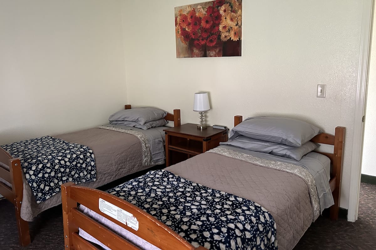 เบสิกอพาร์ทเมนท์, 2 ห้องนอน, ปลอดบุหรี่, วิวภูเขา | เครื่องนอนระดับพรีเมียม, โต๊ะทำงาน, ห้องเก็บเสียง, Wi-Fi ฟรี