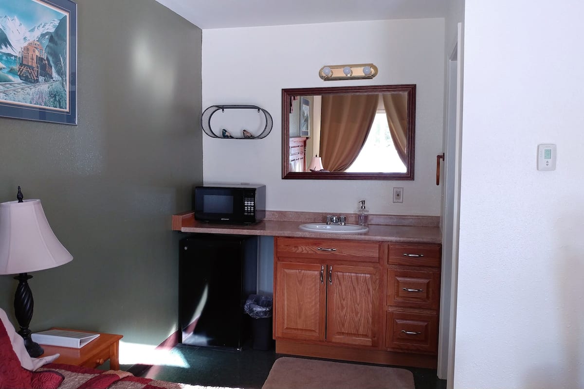 อีโคโนมีสตูดิโอ, เตียงควีนไซส์ 1 เตียง, ห้องน้ำส่วนตัว, ชั้นล่าง | ครัวขนาดเล็กส่วนตัว | ตู้เย็น, ไมโครเวฟ, เครื่องชงกาแฟ/ชา